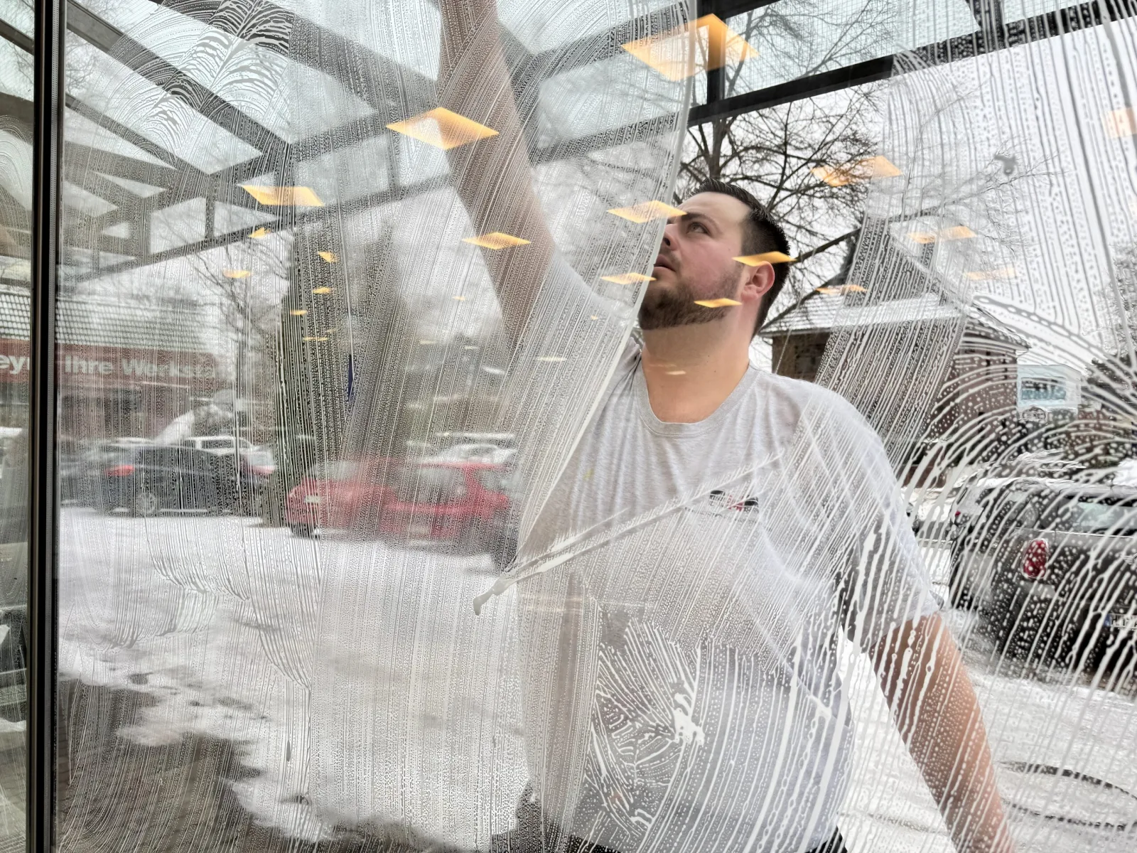 Fensterreinigung von Hand an einer Glasfront